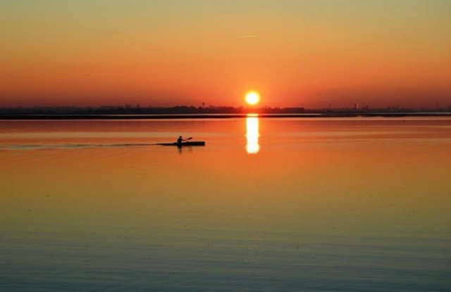viendo la puesta de sol en piragua